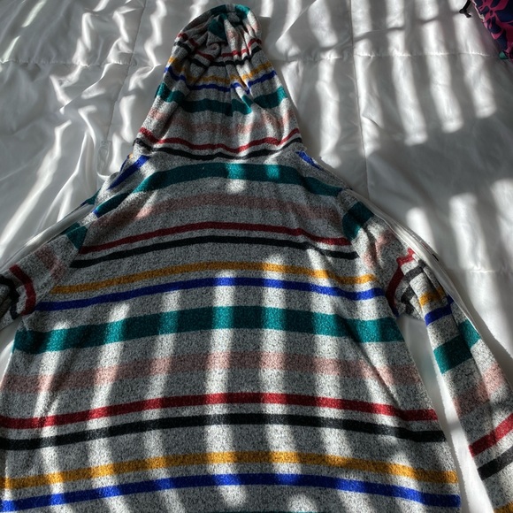 gray cropped hoodie - Picture 3 of 3